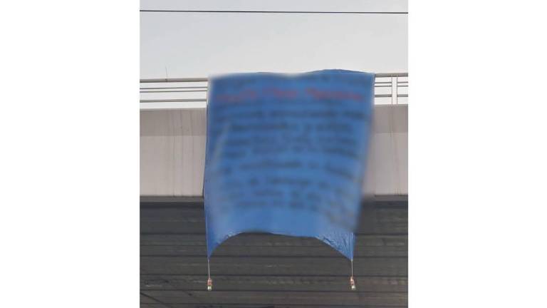 Este viernes amaneció una manta colgada en un puente de Culiacán.