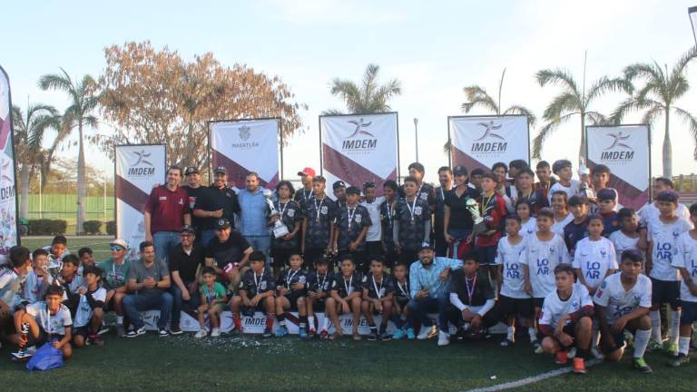 Los diferentes equipos reciben su premiación.