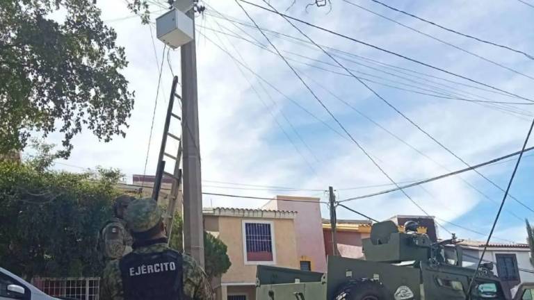 Personal de Ejército retira cámaras de videovigilancia clandestinas en Sinaloa.