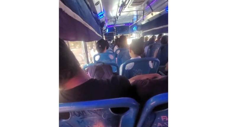En uno de los camiones del transporte público de Culiacán reproducen corridos alusivos al narcotráfico.