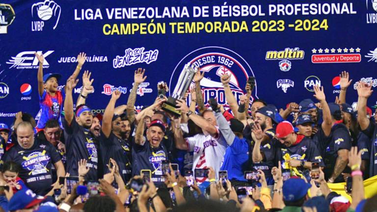 Los Tiburones de La Guaira festejan su titulo.