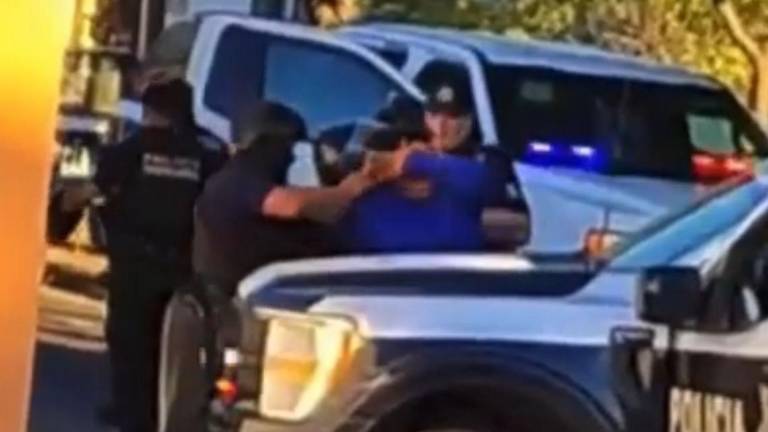 Después de una persecución, policías municipales de Culiacán detienen y cachetean a dos jóvenes.
