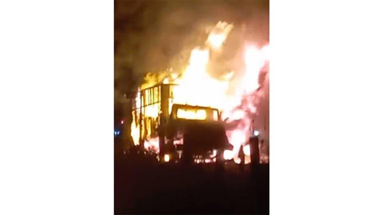 Durante la madrugada de este viernes se incendió un camión que transportaba químicos en Costa Rica.