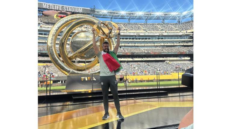 Bernardo Cueva, con el trofeo de campeón del Mundial de Clubes de la FIFA, ganado por el Chelsea el pasado domingo.