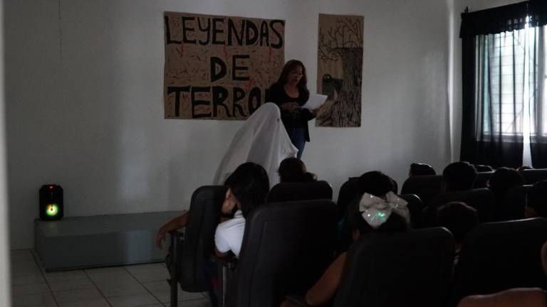 Los niños escuchan las leyendas mexicanas.
