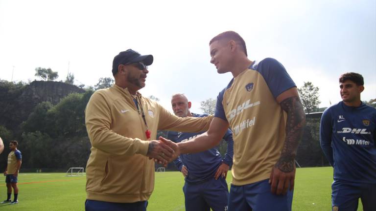 Gabriel Fernández fue recibido por el entrenador Antonio Mohamed.