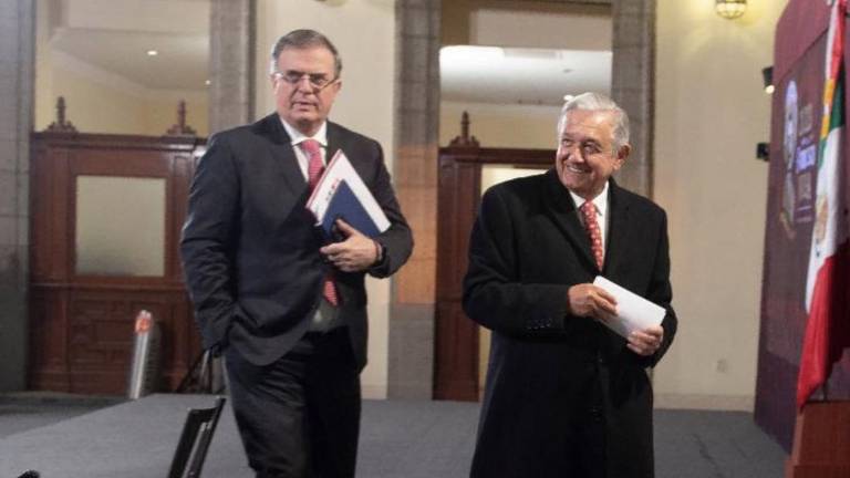 Marcelo Ebrard con el Presidente Andrés Manuel López Obrador tras la conferencia mañanera.