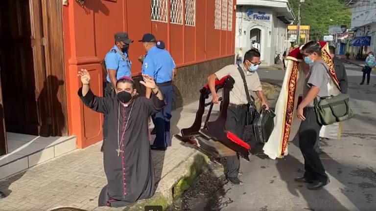 Momento en que se da la detención del Obispo nicaragüense, Rolando Álvarez.