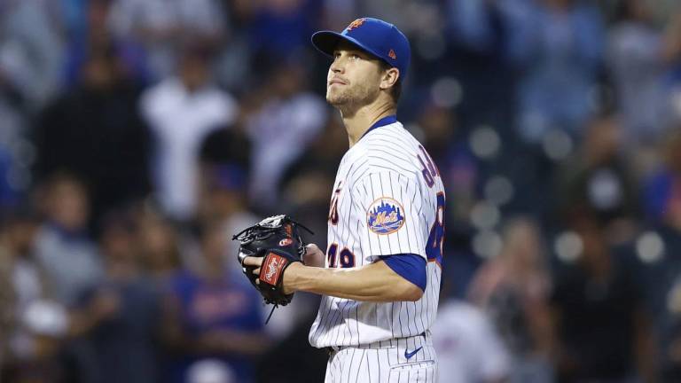 Jacob deGrom sigue con sus problemas de tendinitis en el flexor del brazo derecho.