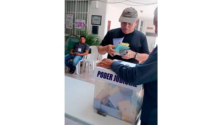 El ex Alcalde de Mazatlán Alejandro Higuera Osuna emite su voto en la elección judicial.