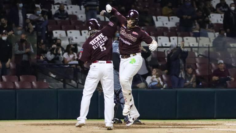 Joey Meneses celebra su cuadrangular.