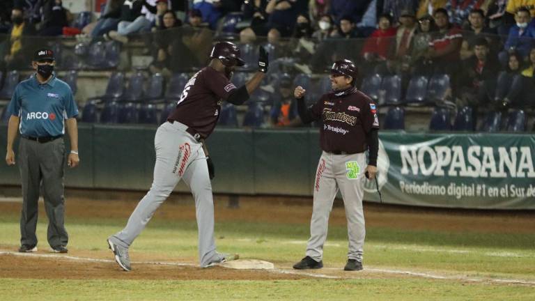 Alberto Baldonado es felicitado tras pegar apenas el segundo hit de su trayectoria en el beisbol profesional.