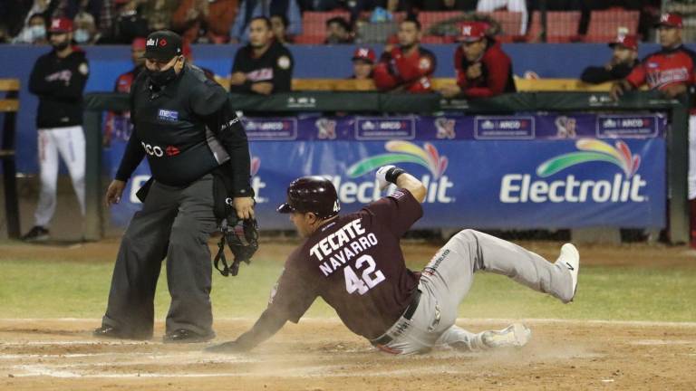Efrén Navarro llega barrido a home por Tomateros de Culiacán.