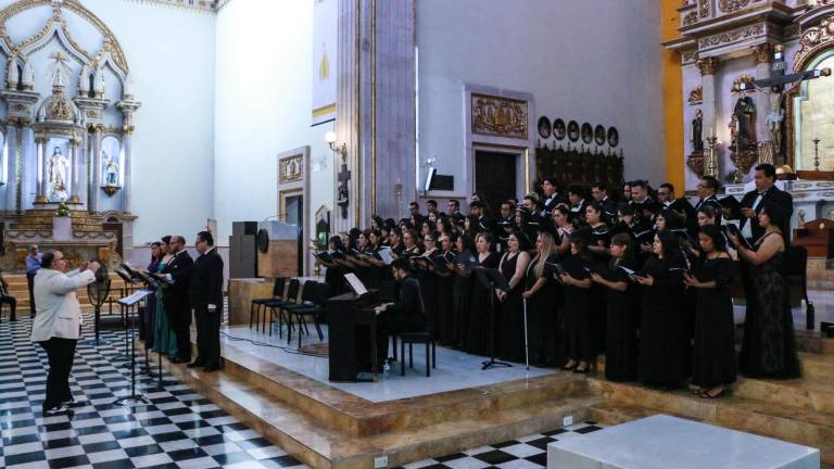 El Taller de Ópera de Sinaloa del Isic y el Coro Universitario de la UAS, durante el concierto en Catedral.