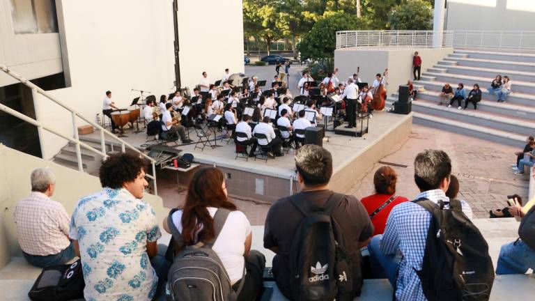 La Banda Sinfónica Juvenil reunió público juvenil en el ágora Rosario Castellanos.