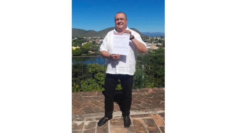 Agustín Gavilanez Pérez muestra la constancia de registro en el proceso interno de Morena.
