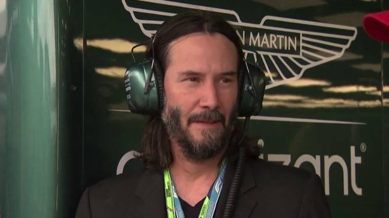 Keanu Reeves disfruta del GP de Gran Bretaña.