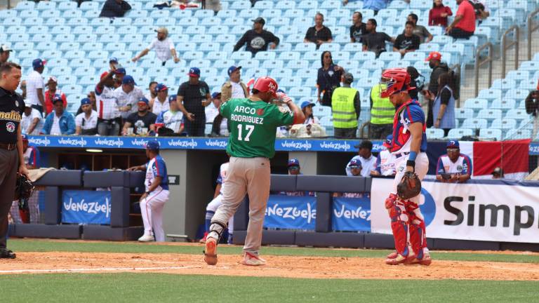 Reynaldo Rodríguez llega a home tras su jonrón.