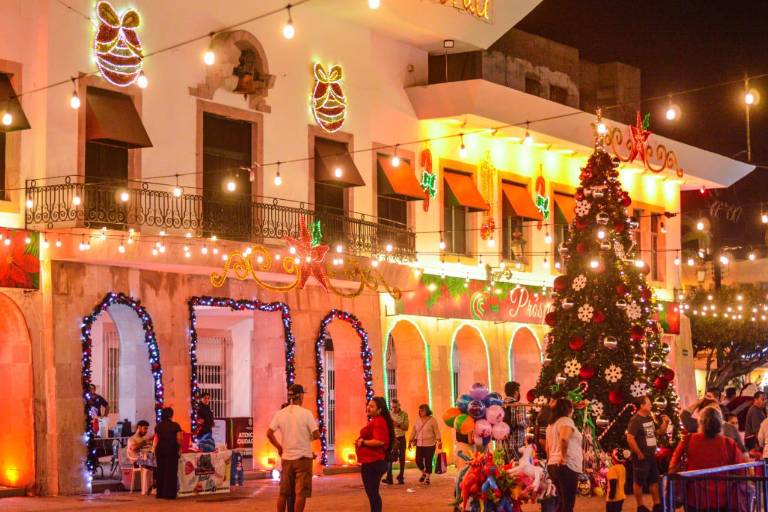 Se enciende en Mazatlán el espíritu navideño