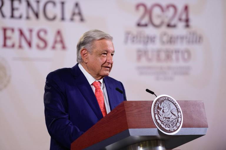 Refinerías no cerrarán, asegura AMLO; no contaminan, insiste