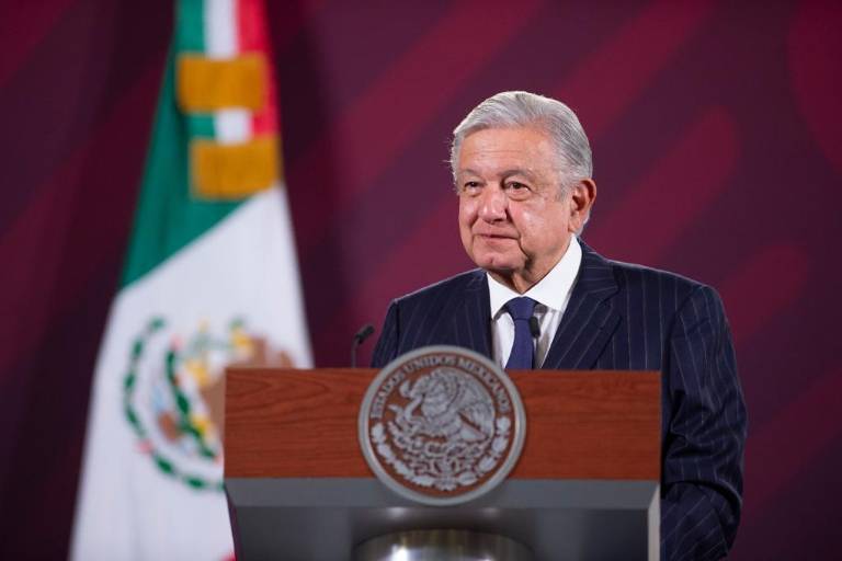 AMLO celebra que una mujer presida el INE