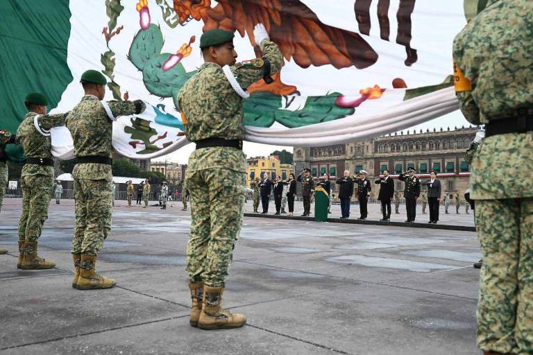 AMLO iza bandera a media asta en memoria de víctimas de sismos de 1985 y 2017