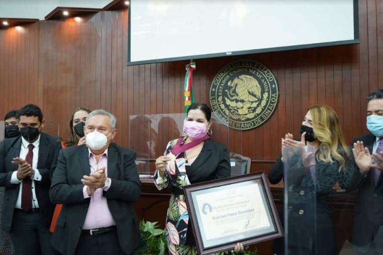 Entrega Congreso Premio Norma Corona a Dulcina Parra González