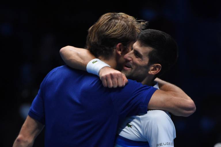 Zverev frena a Djokovic para avanzar a la final de las Nitto ATP Finals