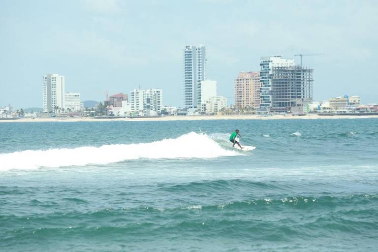 Muestran surfistas habilidades en el mar mazatleco