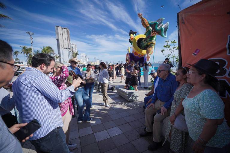 Recorre Rocha Moya el malecón de Mazatlán