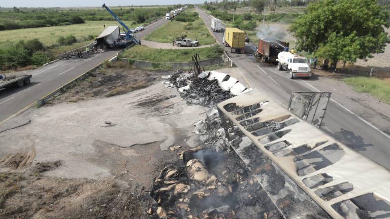 Durante las primeras horas del día se reportó el bloqueo de la Autopista Mazatlán-Culiacán con al menos cinco tráileres, a la altura del municipio de Elota.