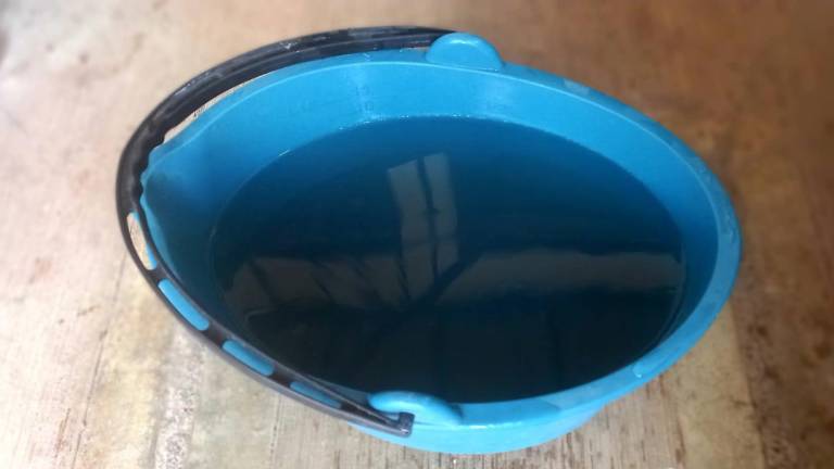 El agua que se suministra en la ciudad sigue llegando turbia a las casas.