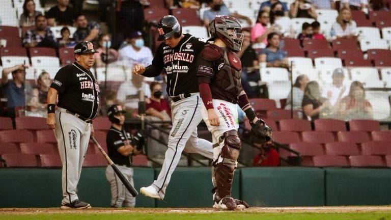 Luis Alfonso “Cochito” Cruz anota carrera.