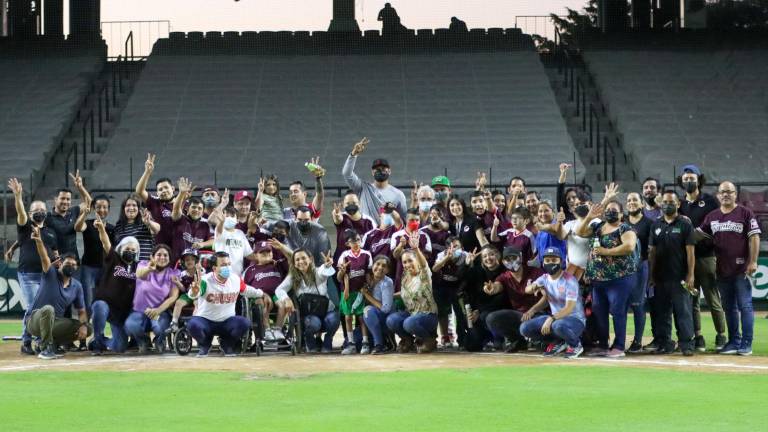 Los integrantes del Equipo Especial de Softball de Sinaloa y ex jugadores, así como directivos de Tomateros de Culiacán, posaron para la foto del recuerdo.