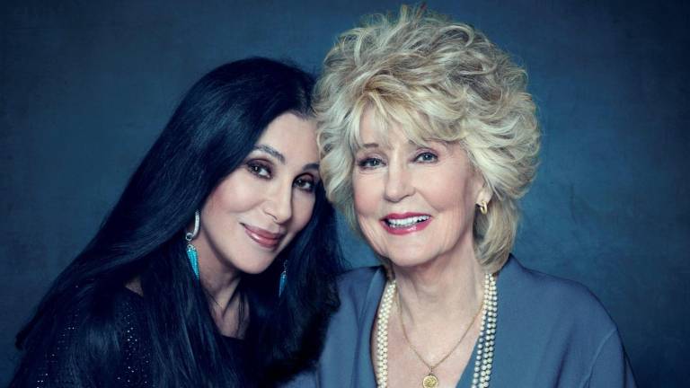 Cher junto a su mamá Georgia Holt.