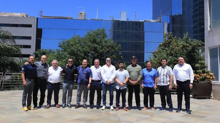 Directivos de los 10 clubes del circuito y el presidente del mismo presiden la asamblea.