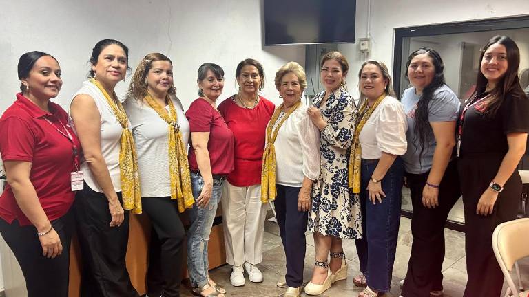 Yadira Rodríguez Saille y Soledad Quintero López entre las animadoras de la Unidad Noroeste, Carolina Zataráin, Guillermina García, Lety Sánchez, Lucy Calleros de Soto, Elizabeth Peraza, Elva Aguirre, Amanda Aragón y Alina Zataráin.