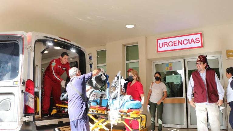 El menor de 2 años que resultó con quemaduras en su cuerpo tras un incendio es trasladado al Hospital Shriners de Sacramento, en California.