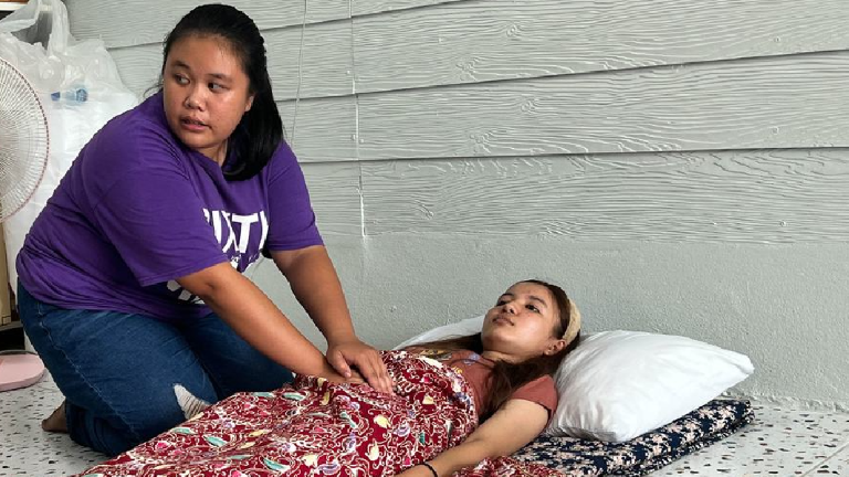 Aorn recibe un masaje en el centro Khon Wai Sai, en el norte de Tailandia.