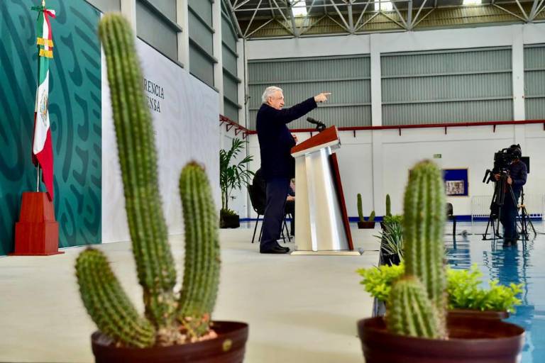 AMLO viola secreto fiscal del periodista Carlos Loret durante mañanera