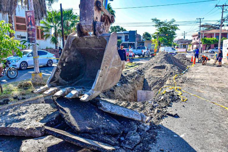 Avanza rehabilitación del colector y embellecimiento en la avenida Mazatlán, frente al Fovissste Playa Azul