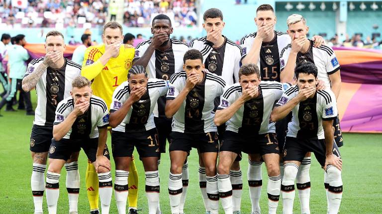 Los jugadores de Alemania se cubren la boca.