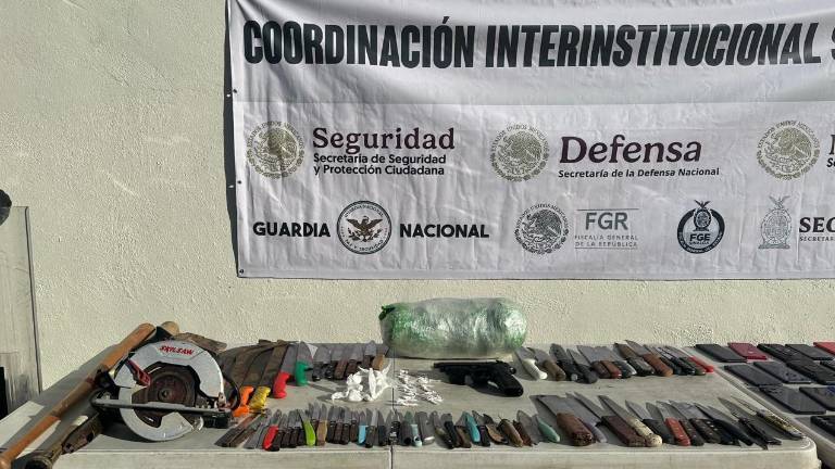 En el Penal de Aguaruto, en Culiacán, aseguraron armas blancas, celulares y módems.