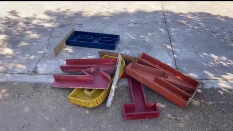 Las letras quedaron en el suelo y otras sobre árboles.