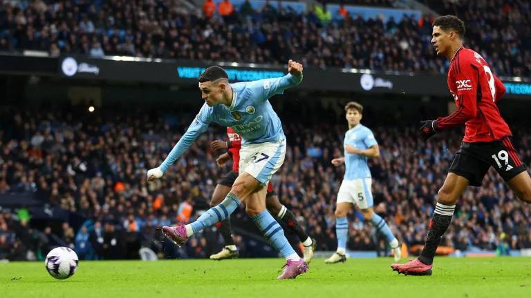 Phil Foden marca uno de sus dos goles.