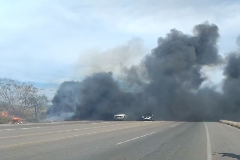 Incendio de maleza y llantas bloquea visibilidad en la Altata-Navolato