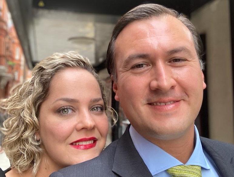$!La artista acudió a la Bienal de Londres acompañada de su esposo José Carrillo Osorio.