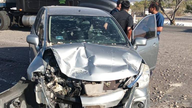 Los daños en el auto compacto fueron aparatosos tras el choque al sur de Mazatlán.