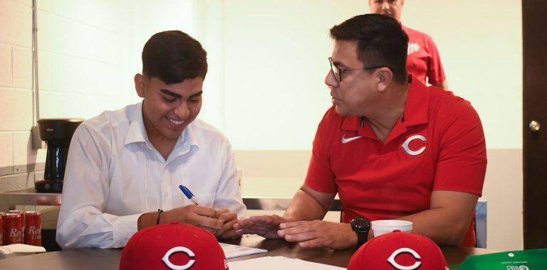 Christian López pertenece a los Rojos de Cincinnati, de las Grandes Ligas.