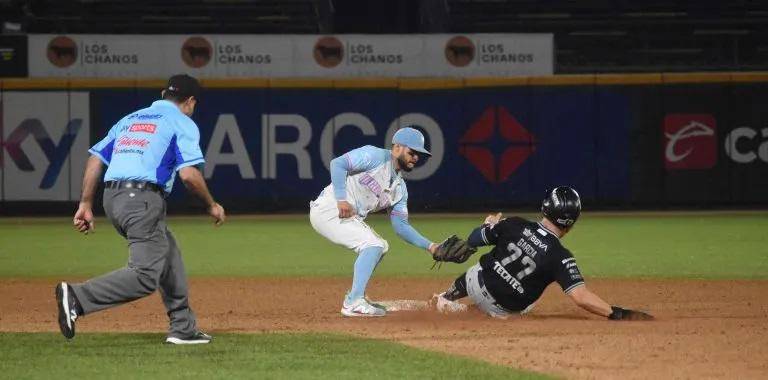 Edson García es puesto out.